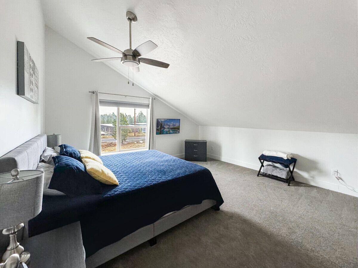 3 bedrooms, desk, iron/ironing board, travel crib