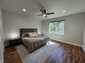 6 habitaciones, escritorio y tabla de planchar con plancha