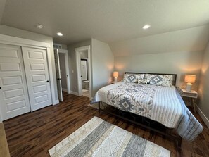 6 bedrooms, desk, iron/ironing board, travel cot