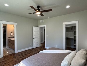 6 bedrooms, desk, iron/ironing board, travel cot