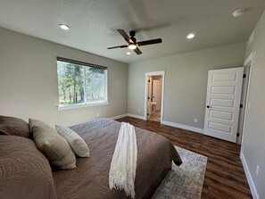 6 bedrooms, desk, iron/ironing board, travel cot