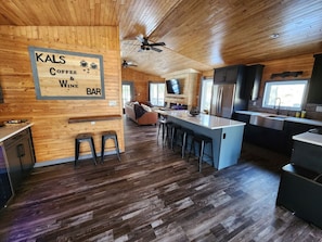 Fridge, microwave, oven, stovetop - Ultimate vacation lodge (Gimli)