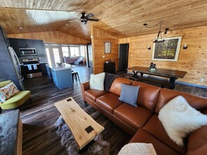 TV, fireplace - Ultimate vacation lodge (Gimli)