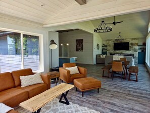 TV, fireplace - Boho Luxe Lakefront Cottage (Gimli)