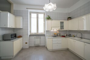 Fridge, microwave, stovetop, coffee/tea maker - AntonelloApartments - La casa del pozzo deluxe (Sant'Agnello)