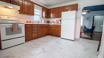Fridge, oven, stovetop, coffee/tea maker