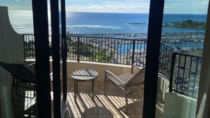 Ein Balkon mit Blick auf das Meer und den Hafen.