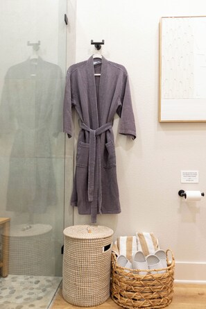 Regadera, secadora de cabello, toallas