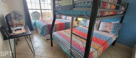 公寓式客房, 多张床, 露台, 泳池景观 (Fiesta Sol #110) | 2 多间卧室、特色装修、特色家居