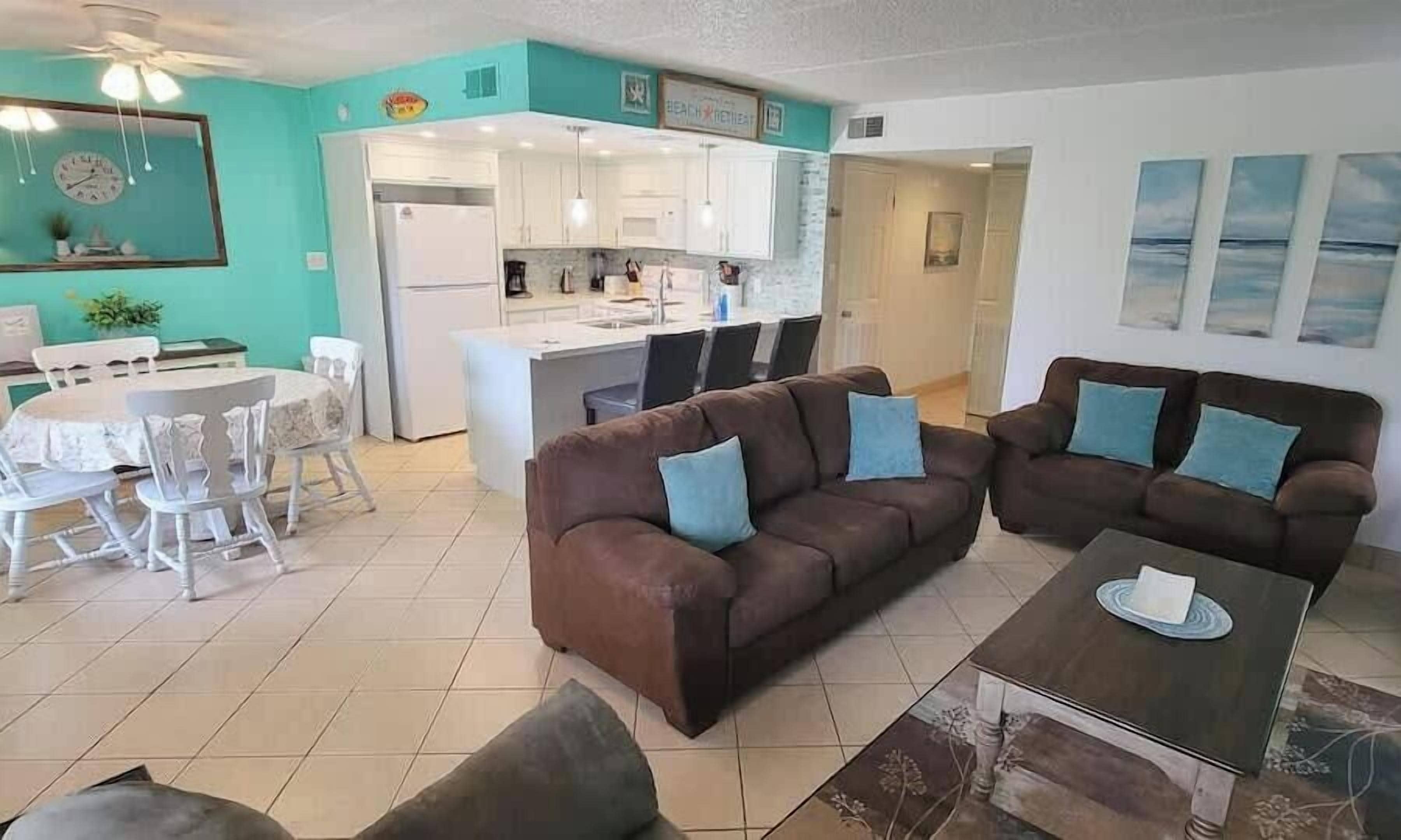 Condo, várias camas, varanda, vista para a piscina (Fiesta Sol #110) | Área de estar | TV de tela plana 42 polegadas com canais digitais