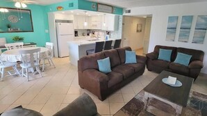 Condo, nhiều giường, sân hiên, quang cảnh hồ bơi (Fiesta Sol #110) | Khu phòng khách | TV màn hình phẳng 42-inch có truyền hình kỹ thuật số 