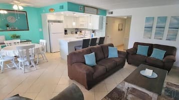 Condo, várias camas, varanda, vista para a piscina (Fiesta Sol #110) | Área de estar | TV de tela plana 42 polegadas com canais digitais