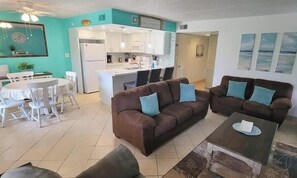 Apartment, Mehrere Betten, Terrasse, Poolblick (Fiesta Sol #110) | Wohnbereich | 42-Zoll-Flachbildfernseher mit Digitalempfang