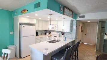 Condo, várias camas, varanda, vista para a piscina (Fiesta Sol #110) | Cozinha privada | Geladeira, micro-ondas, fogão, cooktop