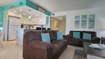 Condo, várias camas, varanda, vista para a piscina (Fiesta Sol #110) | Área de estar | TV de tela plana 42 polegadas com canais digitais