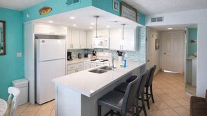 Condo, nhiều giường, sân hiên, quang cảnh hồ bơi (Fiesta Sol #110) | Bếp riêng | Tủ lạnh, lò vi sóng, lò nướng, bếp nấu 