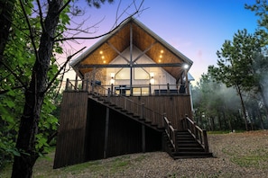 Exterior - Cozy Couples Cabin + Hot Tub + Views + Pets + Rhinestone Cowboy (Broken Bow)