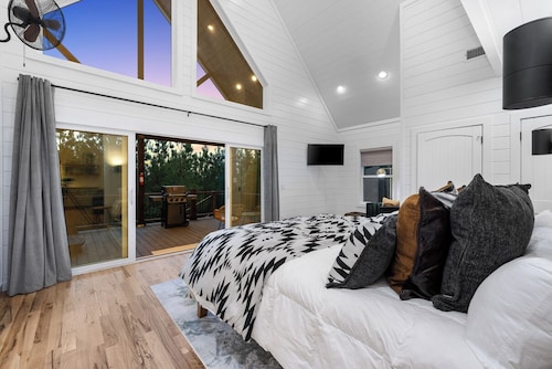 Cozy Couples Cabin + Hot Tub + Views + Pets + Rhinestone Cowboy