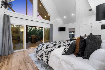 Cozy Couples Cabin + Hot Tub + Views + Pets + Rhinestone Cowboy