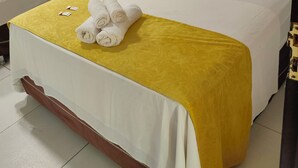 A hotel room with a bed, a bedside table, a small plant, and a painting on the wall. - Pousada Caminho das Estrelas (Mata de São João)