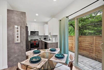 3BR 2.5BA Rooftop View Green Lake Hideaway