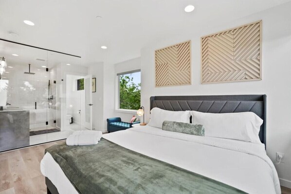 3 bedrooms, desk, iron/ironing board, WiFi