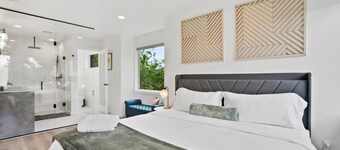 3BR 2.5BA Rooftop View Green Lake Hideaway