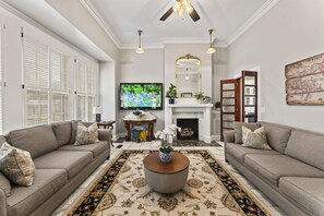 Smart TV, chimenea y libros