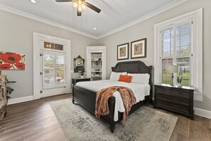 5 bedrooms, desk, iron/ironing board, travel crib - Speakeasy Walk Downtown Murf-Hot Tub-Firepit-Pool (Murfreesboro)