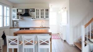 Appartement | Cuisine privée | Four, bouilloire électrique, grille-pain, chaise haute
