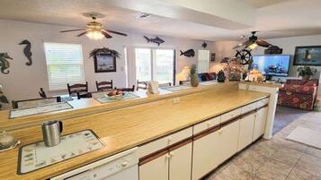 獨棟房屋, 多張床, 庭院 (Fish Crazy House) | 私人廚房 | 電冰箱、微波爐、烤箱、爐台