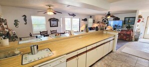 Casa, várias camas, varanda (Fish Crazy House) | Cozinha privada | Geladeira, micro-ondas, fogão, cooktop