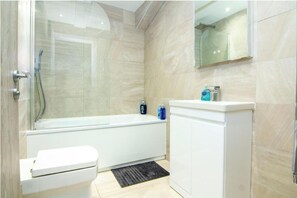 Jetted bath, hair dryer, towels, soap - The Bricklane Artistic Studio

 (London)