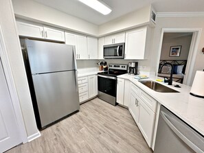 Kjøleskap, mikrobølgeovn, ovn og oppvaskmaskin