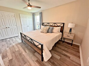 2 bedrooms, iron/ironing board, free WiFi, bed sheets - BRAND NEW REMODEL! Be one of the 1st to experience it! (Gulf Shores)