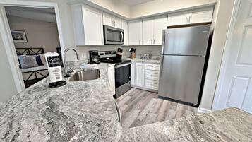 Een koelkast, een microgolfoven, een oven, een kookplaat