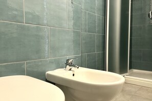 Shower, bidet, towels - Palme 14 - Marcelli, two-room apartment with small terrace, Residence Le Palme (Marcelli)