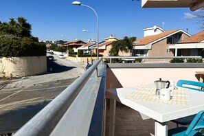 Outdoor dining - Palme 14 - Marcelli, two-room apartment with small terrace, Residence Le Palme (Marcelli)