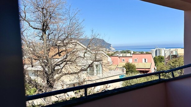 Un balcone con vista su edifici e sulla costa.