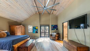 Room - Raven Retreat by Tahoe Getaways- 3 BR at Tahoe Donner w/ Forest Views - HOA Access (Truckee)