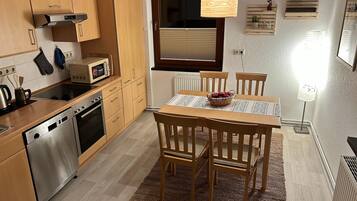 Apartemen | Dapur pribadi | Microwave, kompor, dan ketel listrik