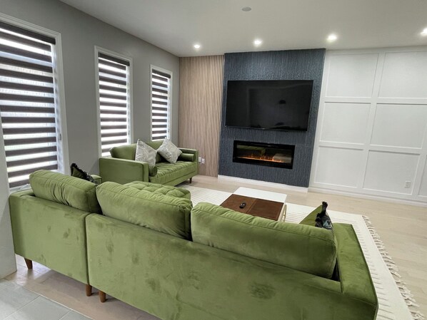 Smart TV, fireplace