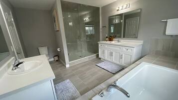 Douche, sèche-cheveux, bidet, serviettes fournies