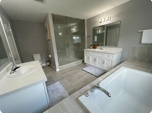 Shower, hair dryer, bidet, towels