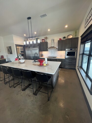 Cozy retreat located in the perfect location for views of the mountains and lake