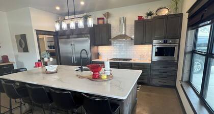 Cozy retreat located in the perfect location for views of the mountains and lake