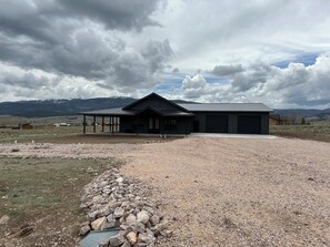 Exterior - Cozy retreat located in the perfect location for views of the mountains and lake (Eagle Nest)