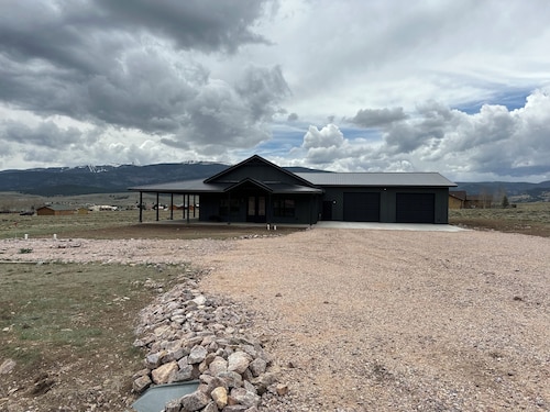 Cozy retreat located in the perfect location for views of the mountains and lake