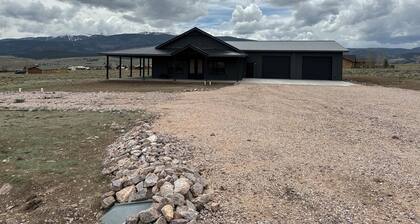 Cozy retreat located in the perfect location for views of the mountains and lake