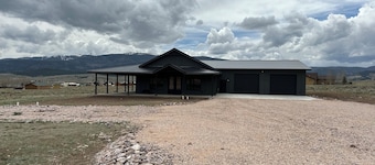 Cozy retreat located in the perfect location for views of the mountains and lake
